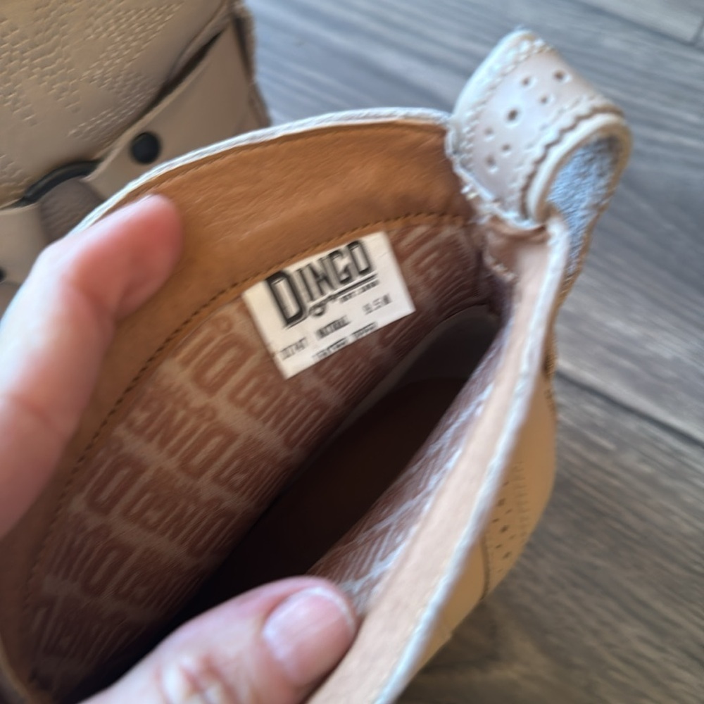 DINGO GUMMY BEAR LEATHER SAND SUEDE BOOTIE STYLE size 9.5W brand new beige - Picture 3 of 16